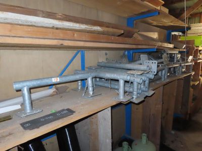 a long shelf with a bunch of pipes on it