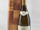 la bouteille de vin est posée à côté d'une boîte de vin
