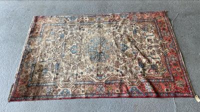 un tapis posé à même le sol, sur lequel se trouve un morceau de moquette