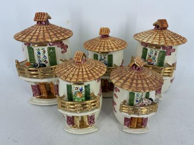 quatre théières en céramique avec couvercle, ornées de motifs floraux et d'oiseaux