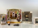 Des figurines Harry Potter sont exposées sur une surface blanche