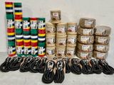 les nombreux rouleaux de corde qui se trouvent sur la table