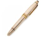 un gros plan d'un stylo posé sur une surface blanche
