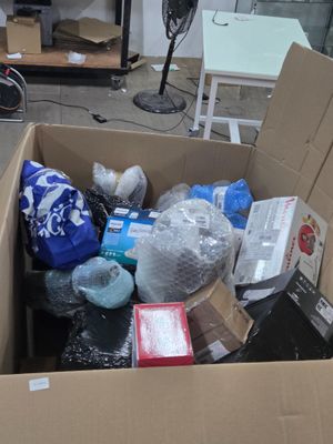une boîte en carton remplie d'objets divers dans une pièce