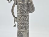 un vase en argent richement décoré, surmonté d'une couronne