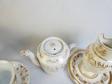 une table blanche sur laquelle sont posés une théière et deux tasses