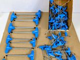 une boîte de vis bleues posée sur une boîte en carton
