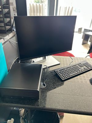 un bureau d'ordinateur équipé d'un écran, d'un clavier, d'une souris et d'une souris