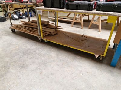 une charrette chargée d'une grande quantité de bois