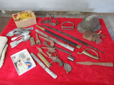 une nappe rouge avec un tas d'outils dessus