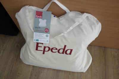 un sac blanc orné d'un logo Epeda rouge