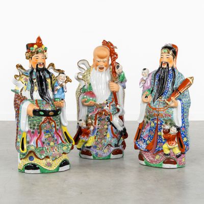 Trois grandes figurines chinoises de la famille rose de Sanx…