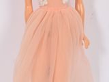 poupée Barbie vêtue d'une robe rose avec un corsage en dentelle blanche