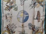 une image représentant un foulard carré orné d'un avion, d'un bateau et d'un globe terrestre