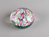 une boule de verre contenant une fleur rose