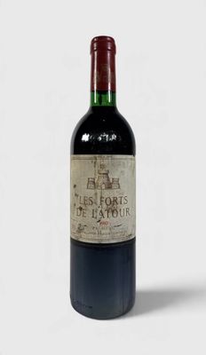 une bouteille de vin posée sur une table