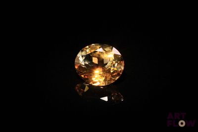 un diamant jaune sur fond noir