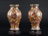 paire de vases chinois de style « cloise » ornés de motifs floraux, sur socles