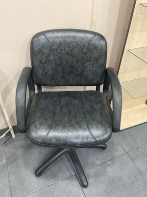 une chaise de bureau noire qui se trouve dans une pièce
