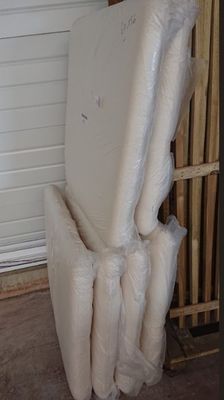 un matelas posé sur une chaise dans un garage