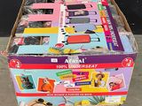 une caisse contenant des articles variés, posée sur une palette