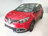 La voiture rouge est garée sur le sol blanc de la pièce.