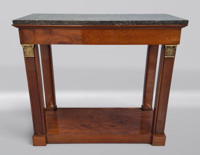 une petite table en bois avec un plateau en marbre sur fond gris