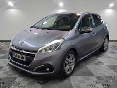 la voiture grise est garée dans le garage sur le sol en damier