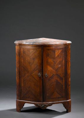 une armoire ancienne en bois, avec un plateau en marbre et deux portes