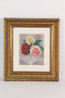 tableau représentant des roses dans un cadre doré accroché à un mur blanc