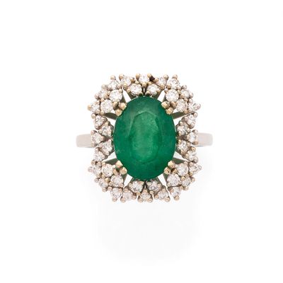 une bague en émeraude et diamant