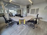 une grande table de réunion au milieu d'une pièce