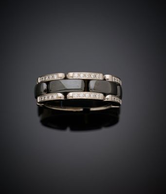 une bague en anneau sertie de diamants noirs et blancs