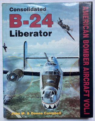 La couverture du livre « Consolidated B-24 Liberator » est posée sur une table