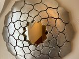 un miroir accroché au mur de la pièce