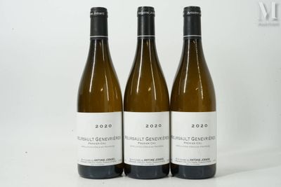trois bouteilles de vin posées sur une table blanche