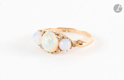 une bague en or jaune sertie d'un oplite et de trois diamants