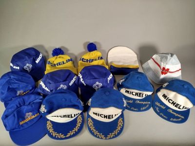 de nombreux chapeaux posés sur une table