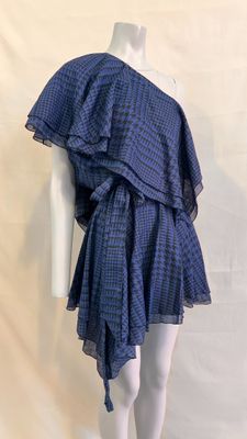 une photo d'un mannequin portant une robe bleue à volants