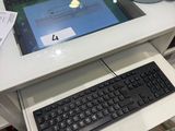 un bureau équipé d'un clavier et d'un écran