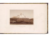 un vieux livre avec une image de montagne en arrière-plan