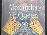 Le livre « Alexander McQueen Lovesea » repose sur une surface noire