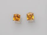 une paire de boucles d'oreilles en saphir jaune sur fond blanc
