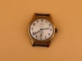 une petite horloge accrochée au mur, dans un coin de la pièce