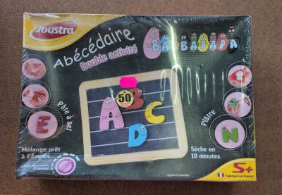une photo d'une photo d'une photo d'un kit pédagogique pour enfants