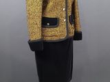 une photo d'une veste et d'une jupe jaunes et noires sur un mannequin