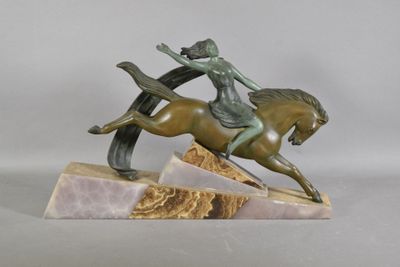 statue d'une femme à cheval, posée sur un socle en marbre