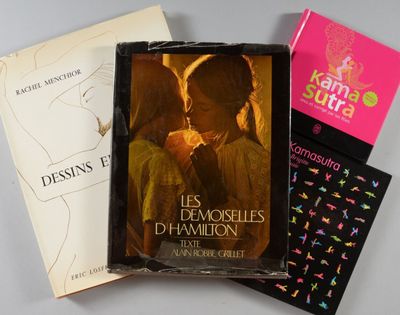 plusieurs livres sont empilés sur une table
