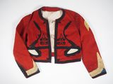 une image représentant une veste rouge ornée d'un motif noir et blanc
