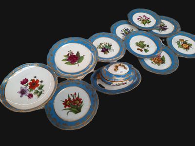de nombreuses assiettes ornées de fleurs sur fond noir